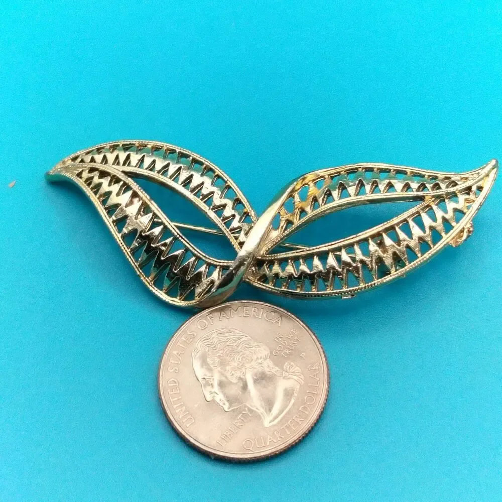 Vintage Gold Tone Filigree Leaf Scroll Brooch Pin Mid Century Modern Style